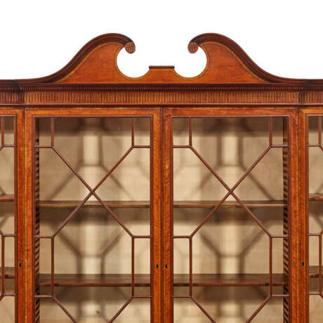 A GEORGE III SATINWOOD AND INLAID BREAKFRONT BOOKCASE - photo 9