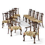 A SET OF GEORGE II MAHOGANY DINING CHAIRS - photo 1