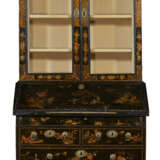 A QUEEN ANNE BLACK AND GILT-JAPANNED BUREAU CABINET - фото 2