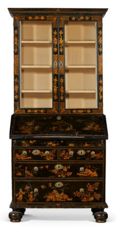 A QUEEN ANNE BLACK AND GILT-JAPANNED BUREAU CABINET - фото 2