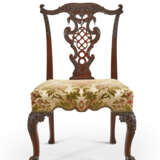 A SET OF GEORGE II MAHOGANY DINING CHAIRS - photo 2