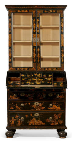 A QUEEN ANNE BLACK AND GILT-JAPANNED BUREAU CABINET - фото 3