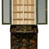 A QUEEN ANNE BLACK AND GILT-JAPANNED BUREAU CABINET - фото 4