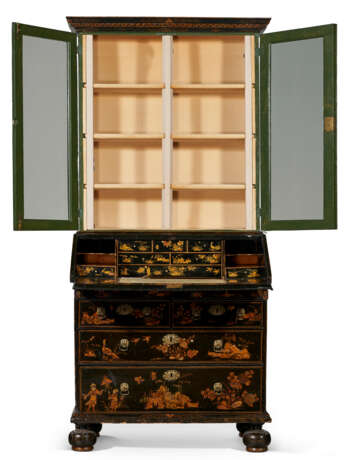 A QUEEN ANNE BLACK AND GILT-JAPANNED BUREAU CABINET - фото 4