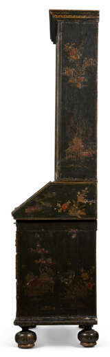 A QUEEN ANNE BLACK AND GILT-JAPANNED BUREAU CABINET - фото 5