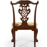 A SET OF GEORGE II MAHOGANY DINING CHAIRS - photo 6