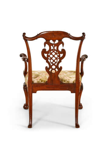 A SET OF GEORGE II MAHOGANY DINING CHAIRS - photo 11