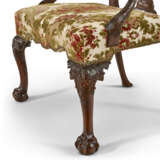 A SET OF GEORGE II MAHOGANY DINING CHAIRS - photo 13