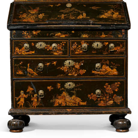 A QUEEN ANNE BLACK AND GILT-JAPANNED BUREAU CABINET - фото 11