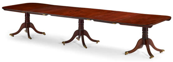 A GEORGE III MAHOGANY TRIPLE-PEDESTAL DINING TABLE - photo 1