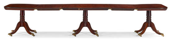 A GEORGE III MAHOGANY TRIPLE-PEDESTAL DINING TABLE - photo 2