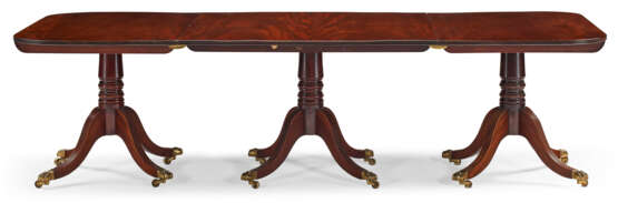 A GEORGE III MAHOGANY TRIPLE-PEDESTAL DINING TABLE - photo 3