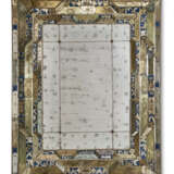 AN ITALIAN ENGRAVED CLEAR AND BLUE GLASS MIRROR - Foto 1