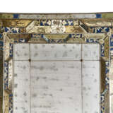 AN ITALIAN ENGRAVED CLEAR AND BLUE GLASS MIRROR - Foto 2