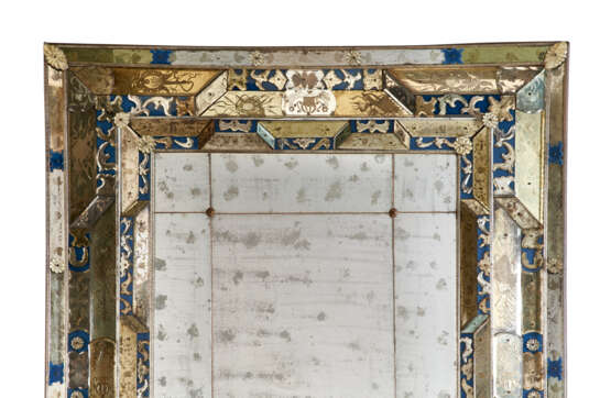 AN ITALIAN ENGRAVED CLEAR AND BLUE GLASS MIRROR - Foto 2