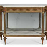 A FRENCH ORMOLU-MOUNTED MAHOGANY CONSOLE DESSERTE - Foto 1