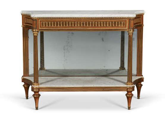 A FRENCH ORMOLU-MOUNTED MAHOGANY CONSOLE DESSERTE - Foto 1