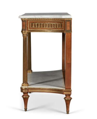 A FRENCH ORMOLU-MOUNTED MAHOGANY CONSOLE DESSERTE - Foto 4