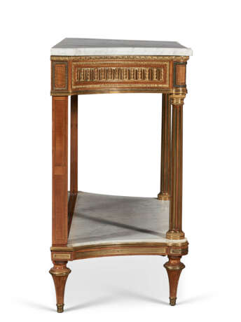 A FRENCH ORMOLU-MOUNTED MAHOGANY CONSOLE DESSERTE - Foto 6