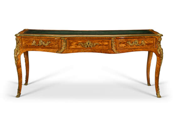 A LOUIS XV BOIS SATINE AND AMARANTH BUREAU PLAT - Foto 2