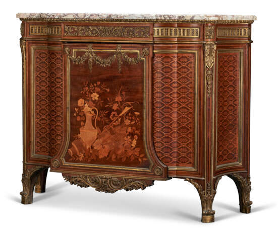 A LARGE FRENCH ORMOLU-MOUNTED MAHOGANY, FRUITWOOD AND FLORAL MARQUETRY MEUBLE A HAUTEUR D'APPUI - Foto 1