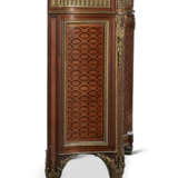 A LARGE FRENCH ORMOLU-MOUNTED MAHOGANY, FRUITWOOD AND FLORAL MARQUETRY MEUBLE A HAUTEUR D'APPUI - Foto 2