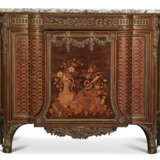 A LARGE FRENCH ORMOLU-MOUNTED MAHOGANY, FRUITWOOD AND FLORAL MARQUETRY MEUBLE A HAUTEUR D'APPUI - Foto 3