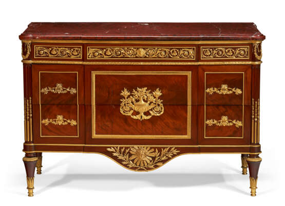 A LATE LOUIS XVI ORMOLU-MOUNTED MAHOGANY COMMODE - фото 1