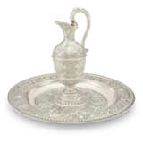 A VICTORIAN SILVER EWER AND BASIN - Foto 2