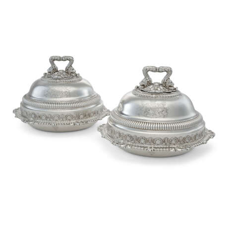 A PAIR OF GEORGE IV SILVER ENTRÉE DISHES AND COVERS - Foto 1