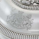 A PAIR OF GEORGE IV SILVER ENTRÉE DISHES AND COVERS - фото 2