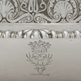 A PAIR OF GEORGE IV SILVER ENTRÉE DISHES AND COVERS - фото 3