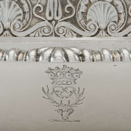 A PAIR OF GEORGE IV SILVER ENTRÉE DISHES AND COVERS - Foto 3