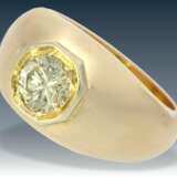 Ring: äußerst massiver Goldschmiedering mit einem hochwertigen Farbbrillant von ca. 1,2ct in der Farbe fancy yellow - Foto 1