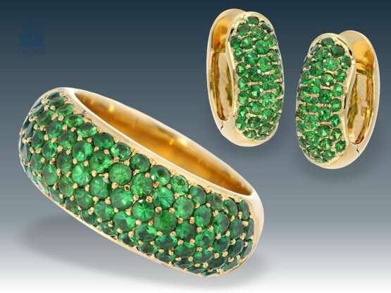 Ring/Ohrschmuck: moderner, äußerst hochwertiger Goldschmiedering mit leuchtend grünen Farbsteinen sowie passendem Ohrschmuck, vermutlich Tsavorite - Foto 1
