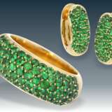 Ring/Ohrschmuck: moderner, äußerst hochwertiger Goldschmiedering mit leuchtend grünen Farbsteinen sowie passendem Ohrschmuck, vermutlich Tsavorite - фото 1