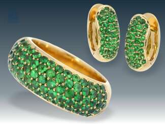 Ring/Ohrschmuck: moderner, äußerst hochwertiger Goldschmiedering mit leuchtend grünen Farbsteinen sowie passendem Ohrschmuck, vermutlich Tsavorite