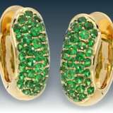 Ring/Ohrschmuck: moderner, äußerst hochwertiger Goldschmiedering mit leuchtend grünen Farbsteinen sowie passendem Ohrschmuck, vermutlich Tsavorite - Foto 2