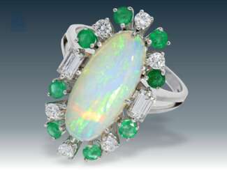 Ring: sehr schöner vintage Goldschmiedering mit großem Edelopal, Smaragden und feinsten Diamanten, Goldschmiedepreis von 1991 10.744,-DM