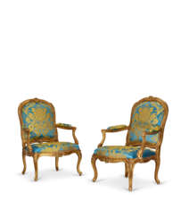 PAIRE DE FAUTEUILS À LA REINE D'ÉPOQUE LOUIS XV