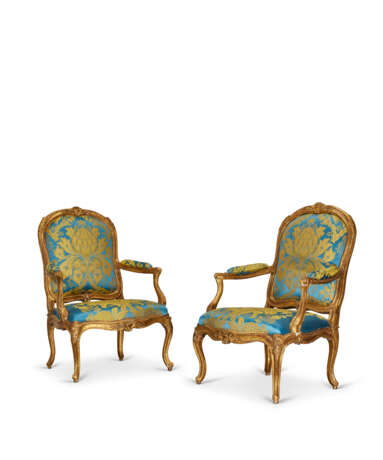 PAIRE DE FAUTEUILS À LA REINE D'ÉPOQUE LOUIS XV - photo 1