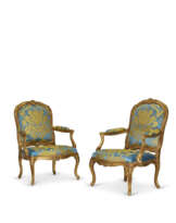 PAIRE DE FAUTEUILS À LA REINE D'ÉPOQUE LOUIS XV
