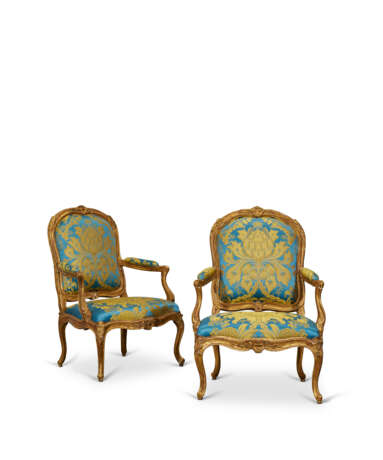 PAIRE DE FAUTEUILS À LA REINE D'ÉPOQUE LOUIS XV - photo 2