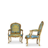 PAIRE DE FAUTEUILS À LA REINE D'ÉPOQUE LOUIS XV - photo 3