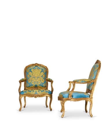 PAIRE DE FAUTEUILS À LA REINE D'ÉPOQUE LOUIS XV - photo 3