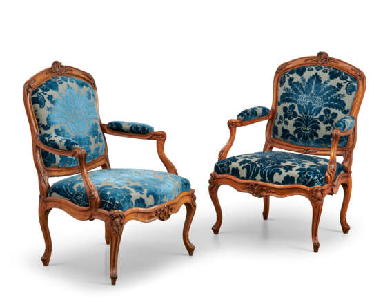 PAIRE DE FAUTEUILS À LA REINE À CHASSIS D'ÉPOQUE LOUIS XV - photo 1