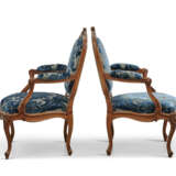 PAIRE DE FAUTEUILS À LA REINE À CHASSIS D'ÉPOQUE LOUIS XV - photo 2