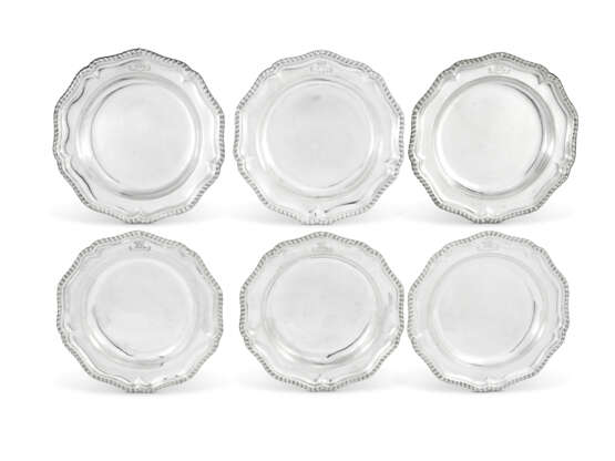 SIX ASSIETTES CREUSES EN ARGENT D'ÉPOQUE GEORGE III - Foto 1