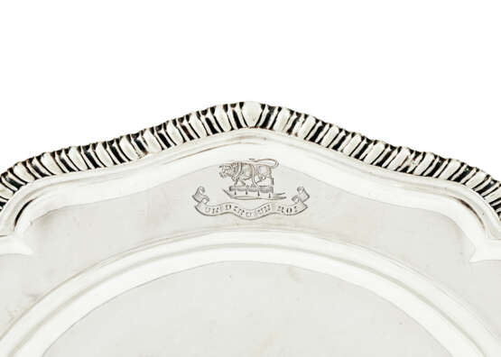 SIX ASSIETTES CREUSES EN ARGENT D'ÉPOQUE GEORGE III - Foto 2