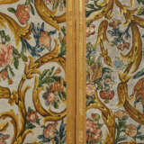 SUITE DE CINQ PANNEAUX DE BRODERIE D'ÉPOQUE BAROQUE MONTÉS EN PARAVENT - photo 3